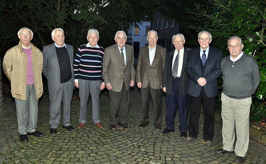 Die Ehemalige von links nach rechts: Herr Weuthen, Herr Ludwig, Herr Jessen, Herr Franken, Herr Therstappen, Herr Meyer, Herr Erdweg sowie Herr Sieckmann. Foto: Heinz-Josef Katz 