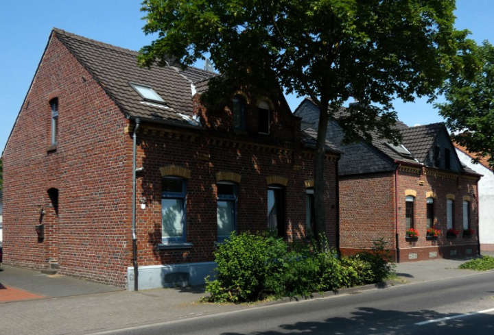 Daneben die Siedlungshäuser auf der Albert-Oetker-Straße.