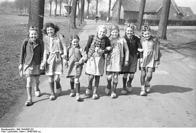 Foto Bundesarchiv, Bild 194-0097-02, Holzwick, „Mädchen auf dem Schulweg“