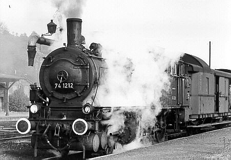 Lok 74 1212 des Bw Jülich im Bahnhof Dalheim - Foto: Sammlung Scheres